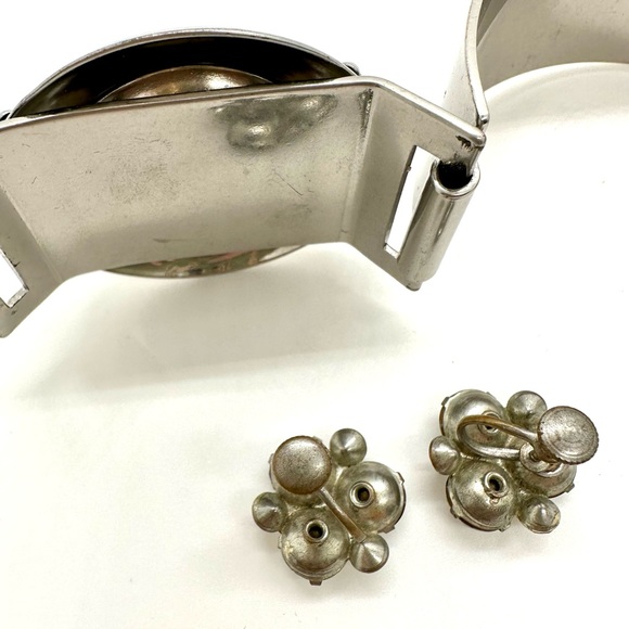 Crystal Statement Bracelet & Deco Earrings - Picture 7 of 14